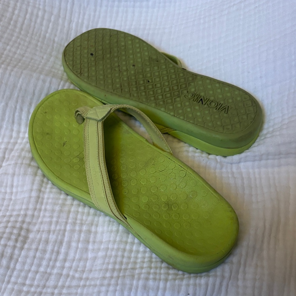 Vionic Lime Green Flip Flop Sandals